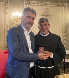Odg Toscana consegna la tessera di giornalista ad honorem a Padre  Ibrahim Faltas